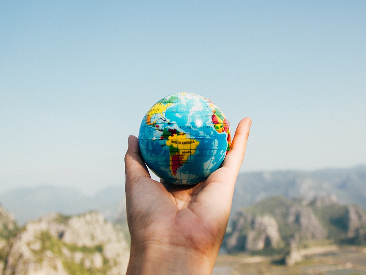 https://www.pexels.com/pl-pl/zdjecie/osoba-trzymajaca-swiatowa-kule-ziemska-w-obliczu-gor-346885/