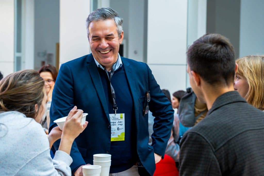 Uczestnicy konferencji Plant-Powered Perspectives rozmawiajÄ
na przerwie kawowej